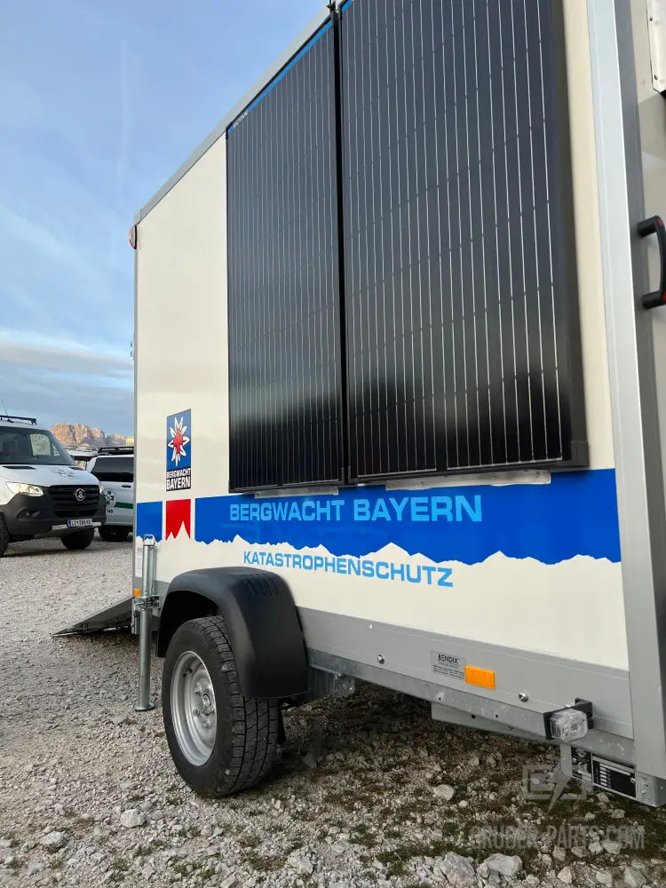 Kofferanhänger Mit Powerstation Und Solarmodule