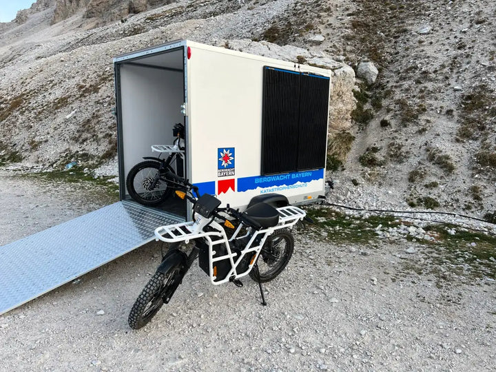 Kofferanhänger Mit Powerstation Und Solarmodule
